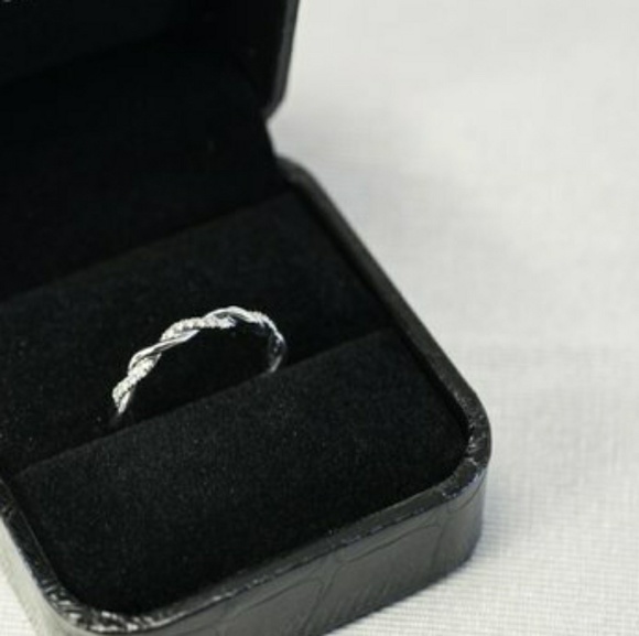 RSTKD🔖18K Wt Gold .06ct Diamond Twist Ring - Picture 3 of 7
